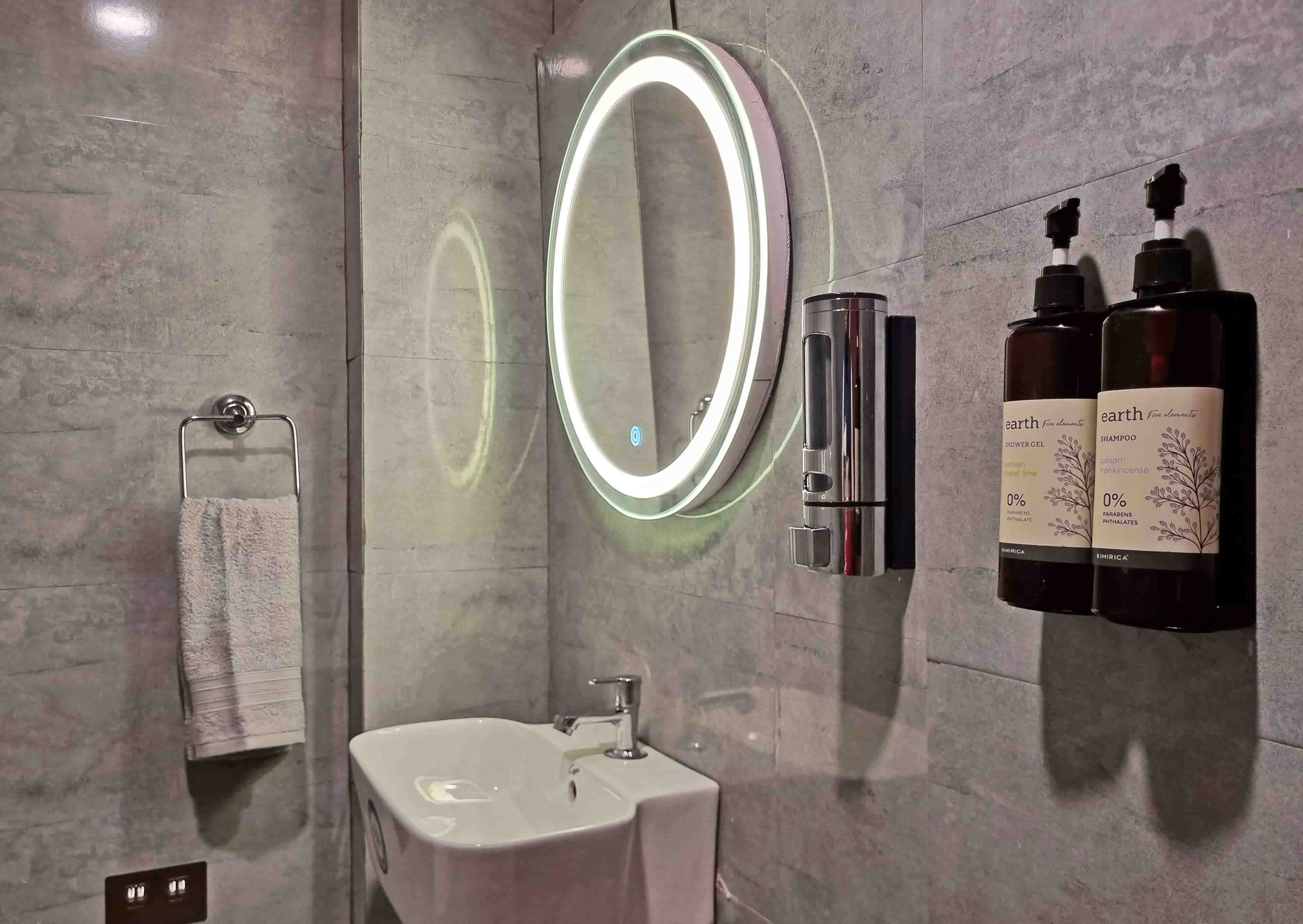 Old City Vintage Room Bathroom