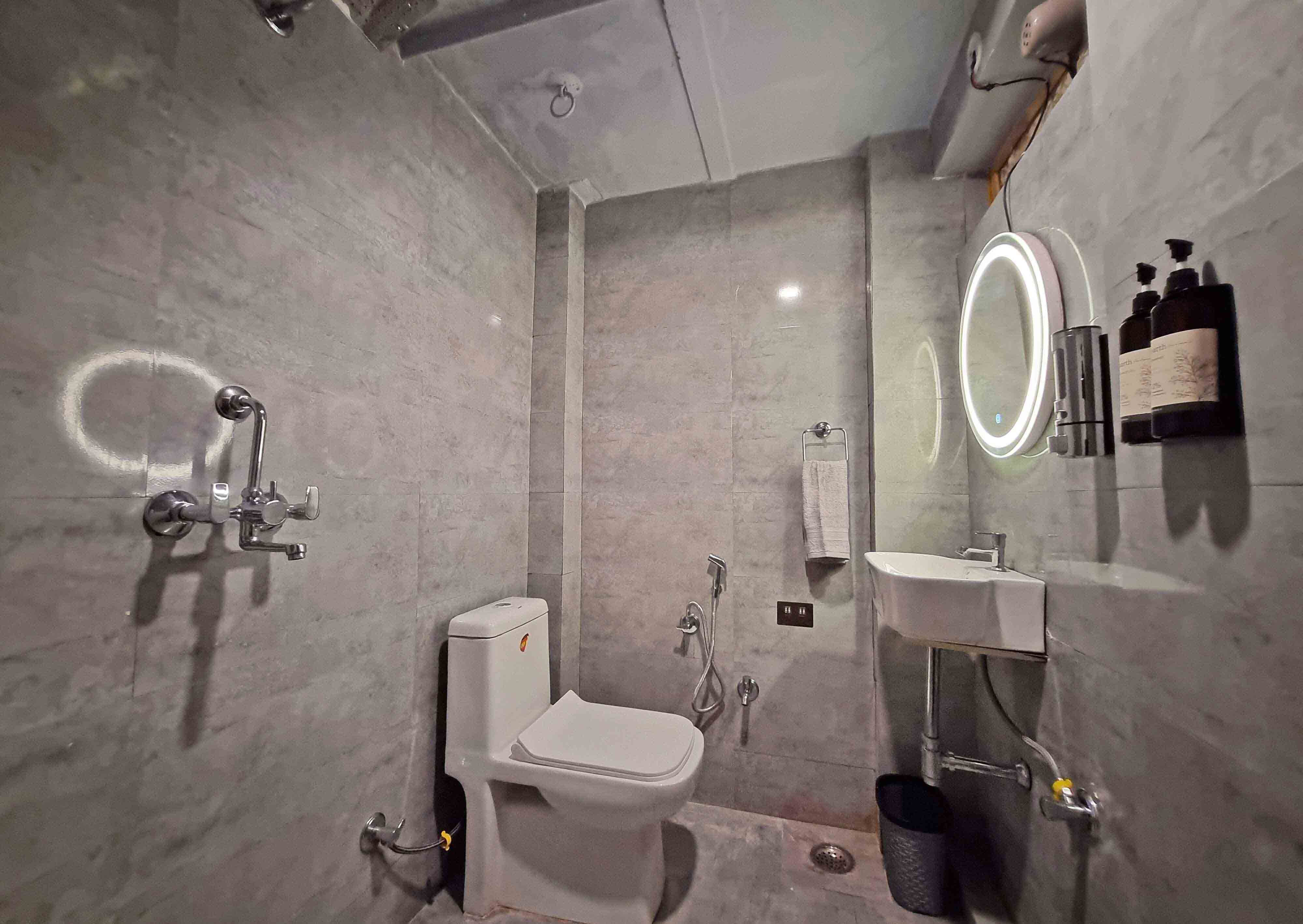 Old City Vintage Room Bathroom