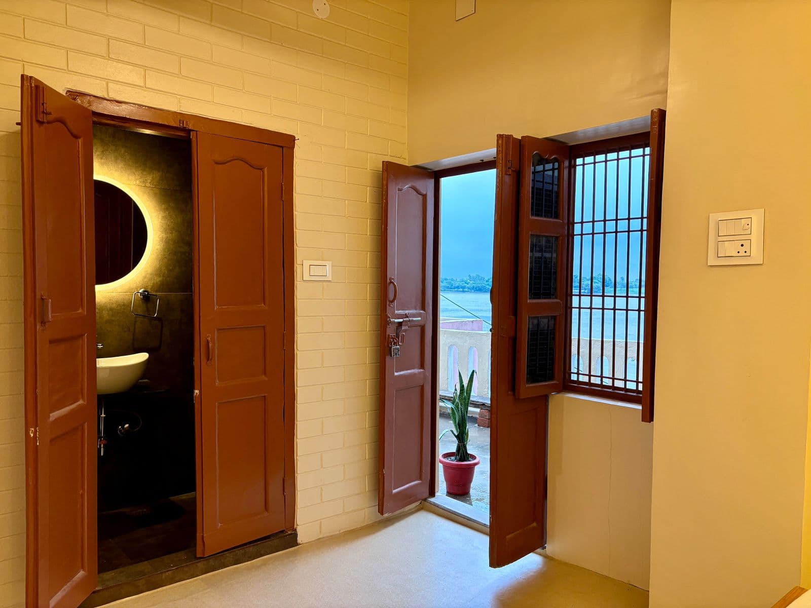 Vintage Riverfront Room