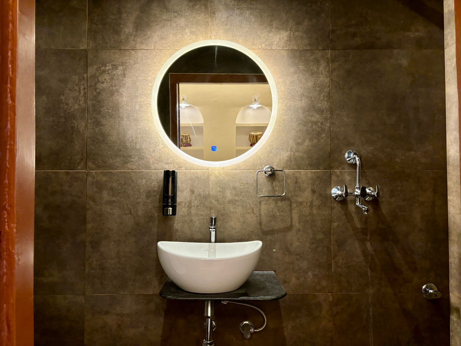 Vintage Riverfront Room Bathroom