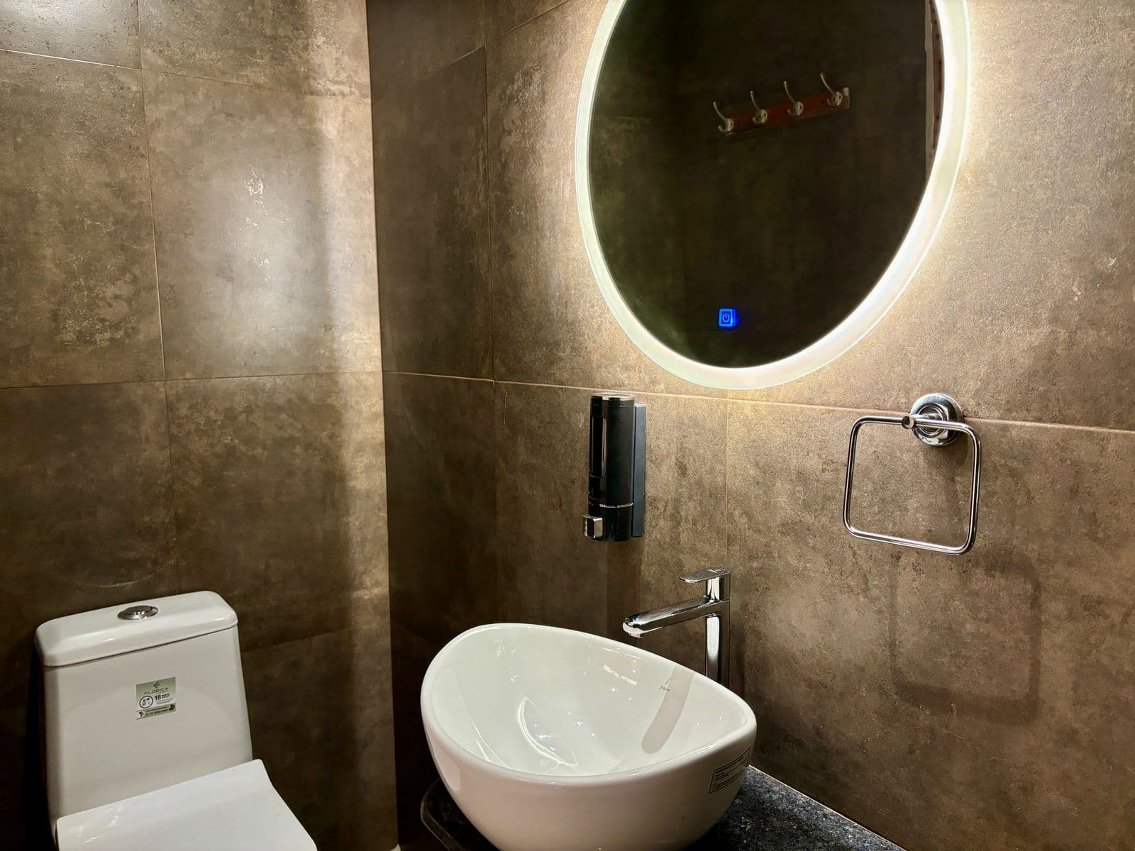 Vintage Riverfront Room Bathroom