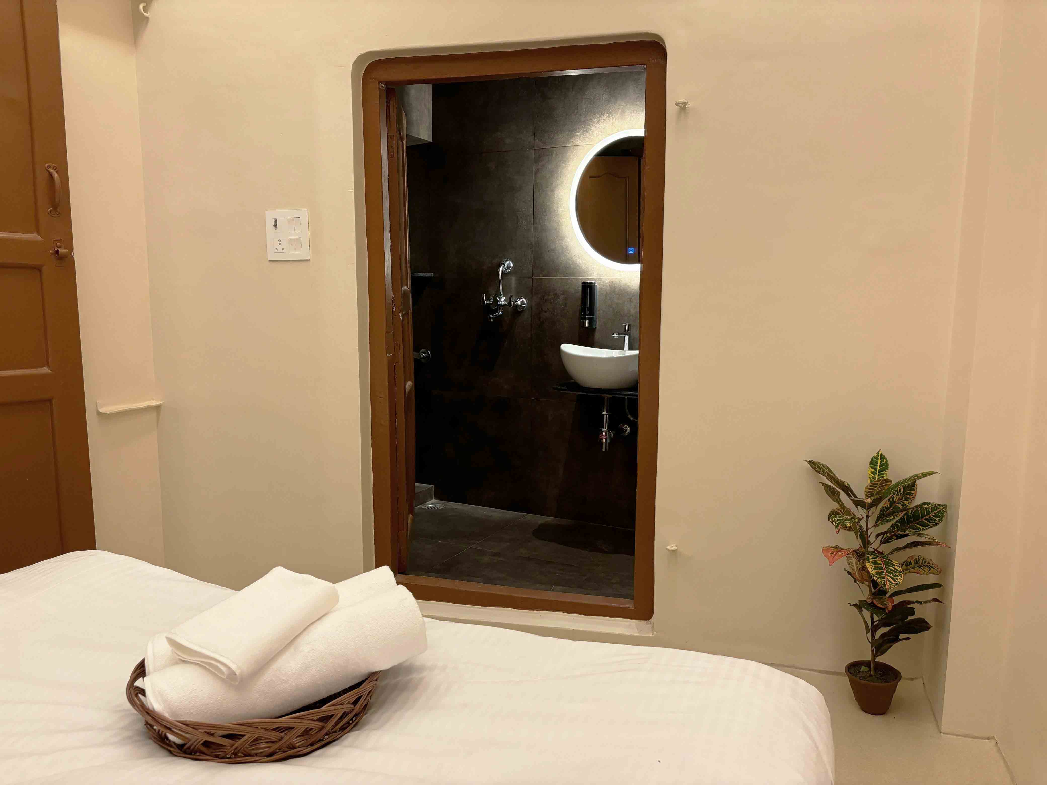 Old School Chamber by the Ganges Bathroom
